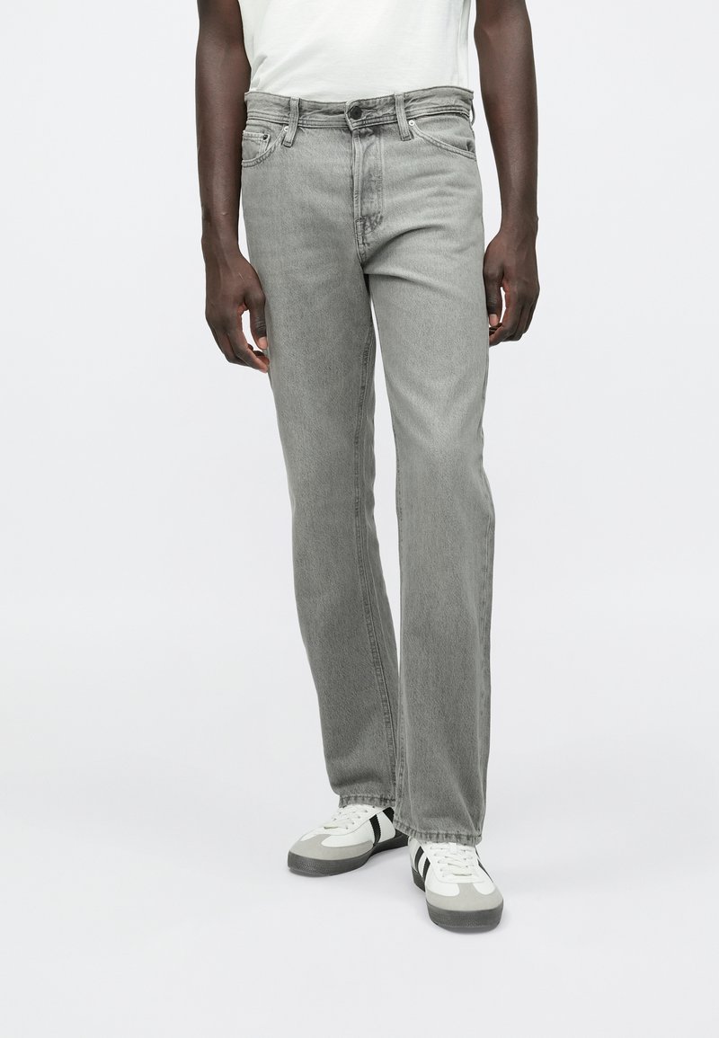 Jeans din denim gri cu croială dreaptă, design cu cinci buzunare și decolorare subtilă. Asortați cu adidași albi și gri.