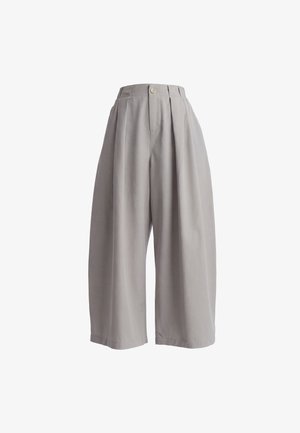 Pantalon gris taille haute à jambes larges avec plis sur le devant, fermeture à boutons et coupe ample arrivant au milieu du mollet.