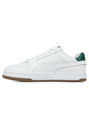 Baskets blanches à tige basse en cuir lisse, avec un accent vert au niveau du talon et une semelle extérieure en caoutchouc marron texturé.