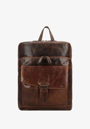 Brauner Leder-Rucksack mit einer strukturierten Oberfläche, ausgestattet mit einer Klappe auf der Vorderseite, die mit einem Riemen gesichert ist, und zwei Reißverschlussfächern.