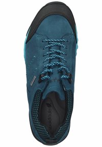 Türkisfarbene Outdoorschuhe mit schwarzem Gummikappen, Mesh-Innenfutter und blauen Schnürsenkeln. Besitzen eine flache Sohle und verstärkte Ösen für Langlebigkeit.