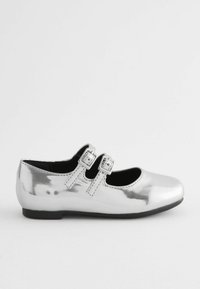 Silbernes Lackleder-Mary-Jane-Schuh mit zwei verstellbaren Riemen, runder Zehenpartie, niedrigem Absatz und einer glatten, glänzenden Oberfläche.