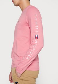 Tommy Hilfiger LOGO LONG SLEEVE TEE - Camisola de manga comprida - cherry tint
