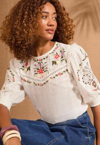 Love & Roses PETITE FIT - CREW NECK INSERT EMBROIDERED  - Palaidinė - ivory