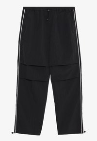 Svarta byxor i lättviktig tyg, med ett lagerdesign, vita sidostrecker, elastisk midja med dragstring och justerbara muddar.