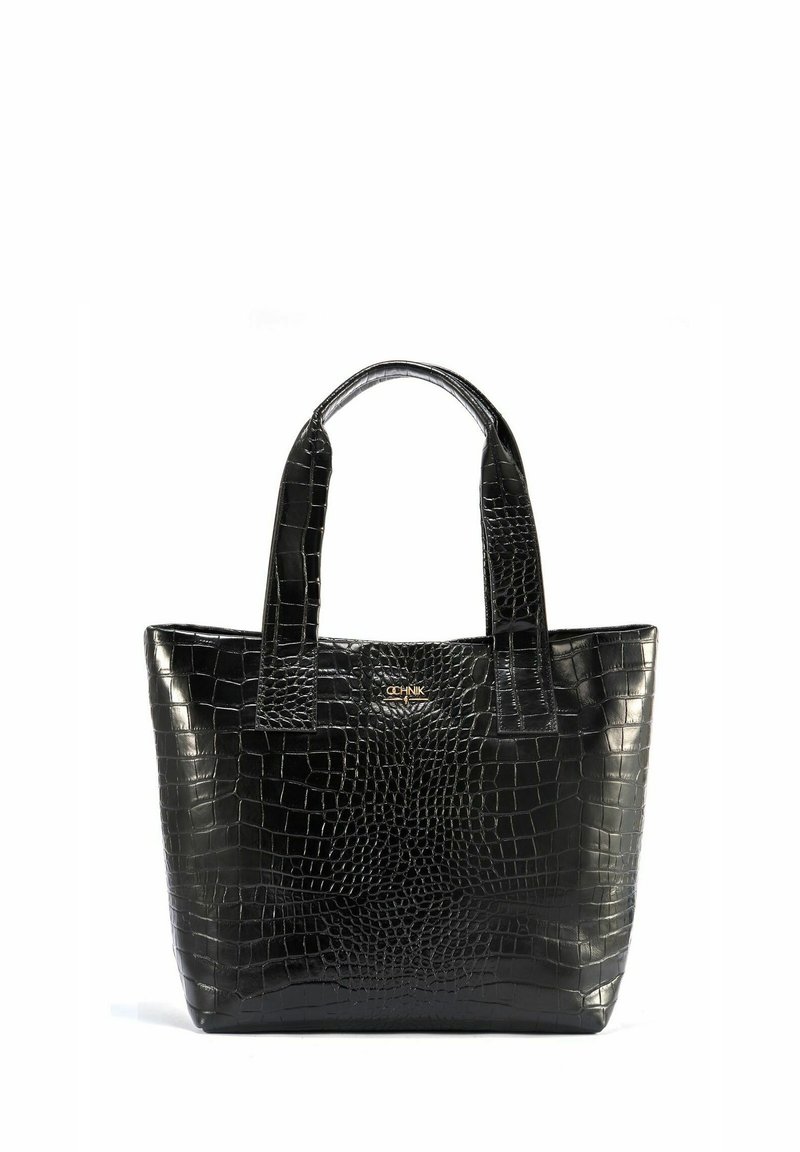 Czarna skórzana torba tote o fakturze krokodylej, z dwoma solidnymi uchwytami i prostokątnym kształtem. Złote akcenty logo na środku.