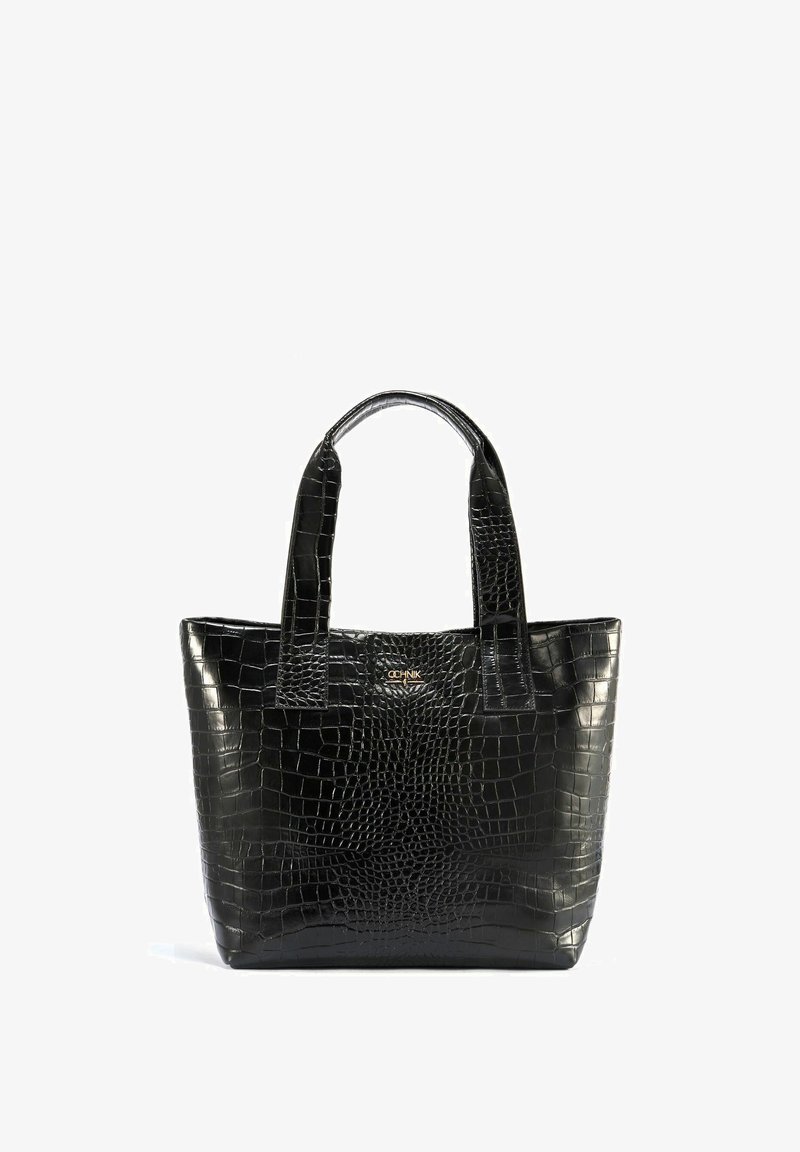 Czarna skórzana torba tote o fakturze krokodylej, z dwoma solidnymi uchwytami i prostokątnym kształtem. Złote akcenty logo na środku.