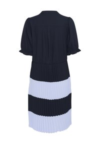 Mörkblå klänning med korta puffärmar, plisserad design med växelvis marinblå och ljusblå ränder samt en justerad midja.