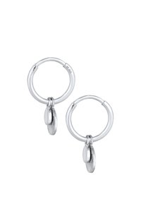 Orecchini a cerchio in argento con una finitura lucida, decorati con un piccolo disco pendente su ciascun orecchino. Realizzati in argento sterling (925).