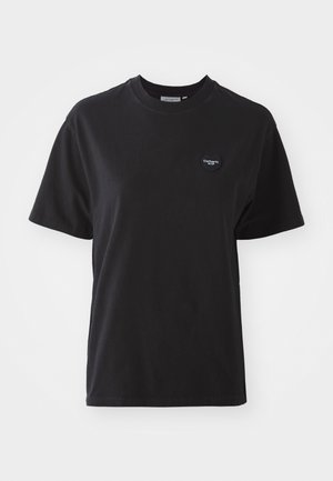 Zwarte katoen t-shirt met een ronde hals, korte mouwen en een klein hartvormig logo linksboven. Soepele textuur, comfortabele pasvorm.