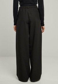 Urban Classics ULTRA WIDE PLEAT-FRONT - Hlače - black