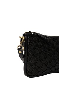 Borsa a polso in pelle nera con motivo tessuto intrecciato e chiusura in ottone su tracolla rimovibile, posizionata su uno sfondo bianco.