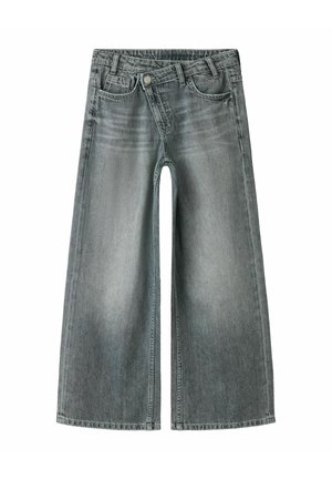 Jeans grigi a gamba larga con tasche frontali, passanti per cintura e chiusura con bottone su sfondo bianco.