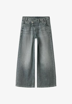 Jean gris à jambes larges avec poches avant, passants de ceinture et fermeture par bouton sur fond blanc.