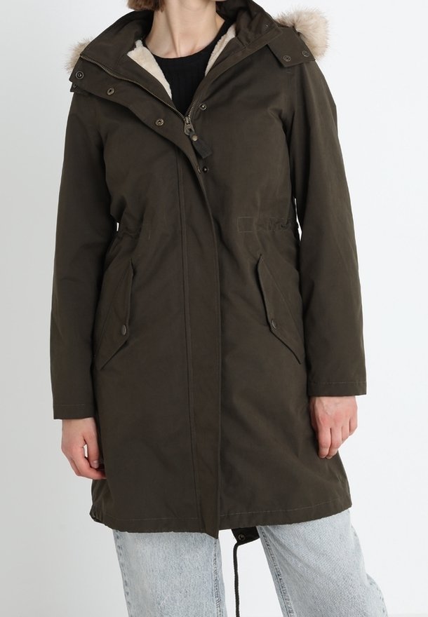 Parka de color verde oliva con capucha forrada de piel, cierre frontal de cremallera y dos bolsillos laterales. Cuenta con cintura y dobladillo ajustables.