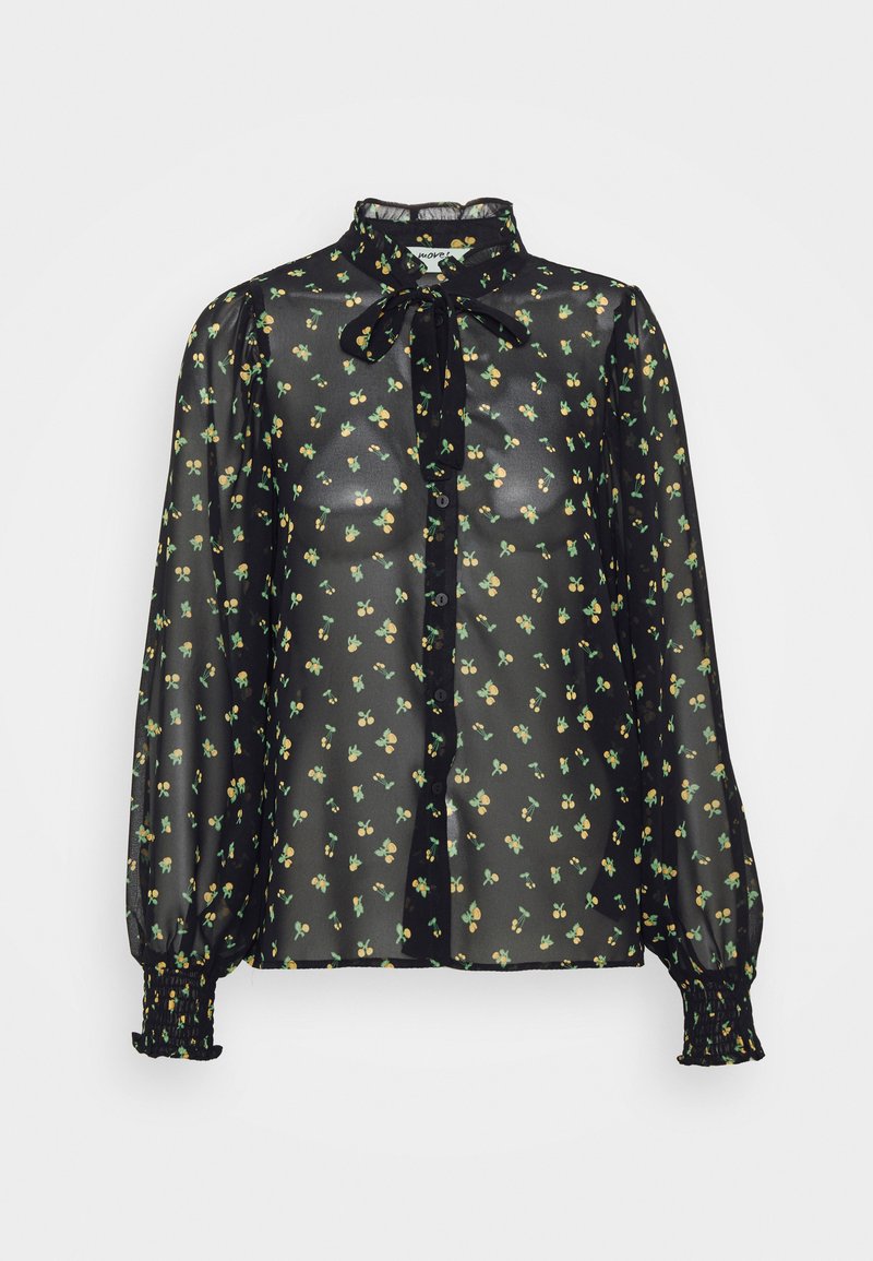 Blusa preta transparente com estampa floral. Apresenta um colarinho alto, fecho frontal com botões e mangas bufantes com punhos pregueados.