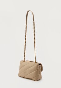 Beige steppelt kézitáska lánc pánttal, sima textúrával és strukturált téglalap alakú formával. Díszítő varrás részlet.
