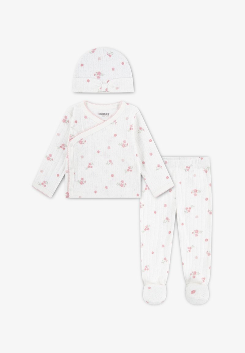Ensemble de pyjama pour bébé blanc avec motif floral rose, comprenant un haut cache-cœur à manches longues, un pantalon à pieds et un bonnet assorti. Texture douce côtelée.