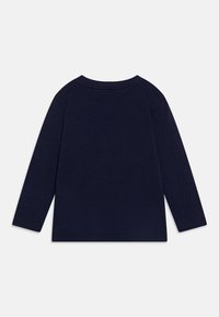 Langarm-Hemd in Marineblau aus weicher Baumwolle mit Rundhalsausschnitt und geradem Saum. Einfaches Design ohne sichtbare Muster oder Akzente.