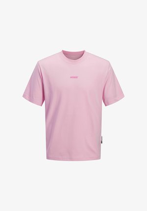 Lyserød kortærmet T-shirt med rund hals, lille centreret logo på brystet og en stoflabel på den nederste sidesøm.