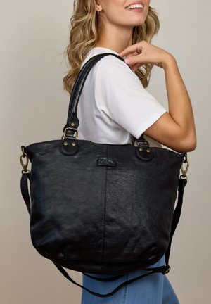 Czarna skórzana torebka o miękkiej fakturze, dużym kształcie, podwójnych uchwytach i złotych akcentach metalowych. Przypięty regulowany pasek.