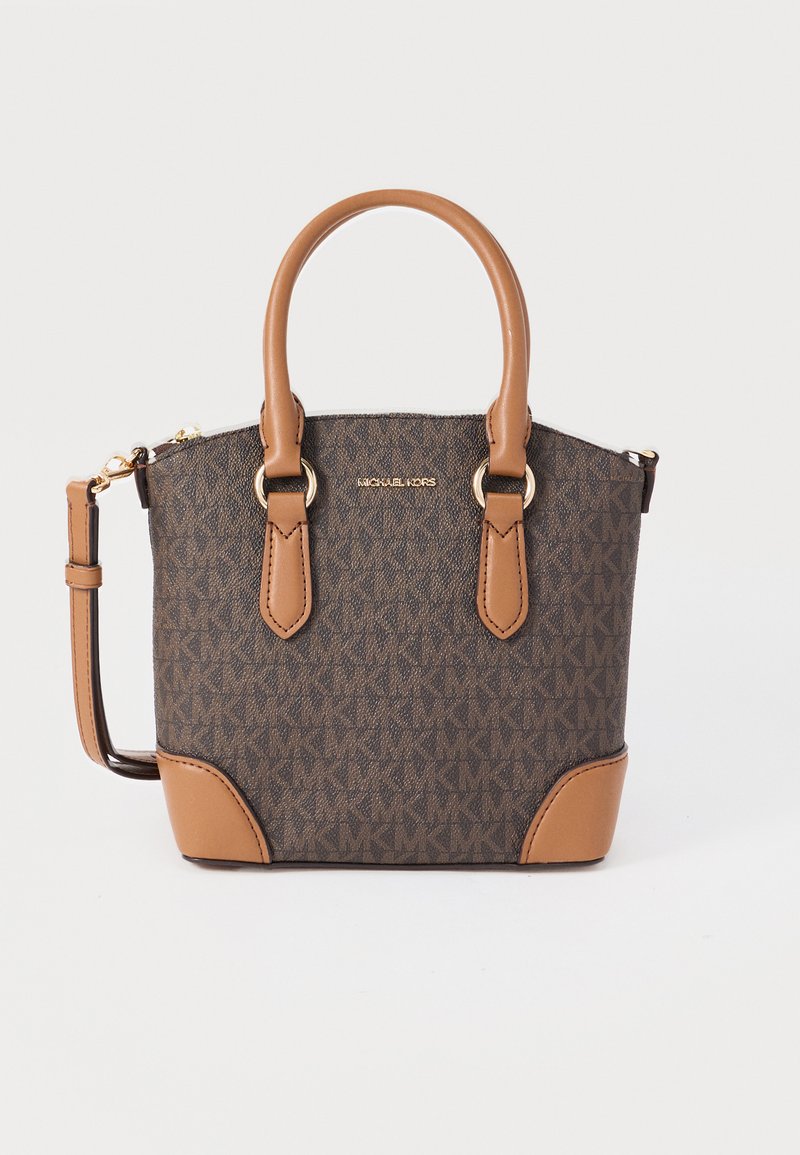 Sac à main en toile monogramme marron avec accents en cuir beige, double anses supérieures, bandoulière amovible et détail logo doré. Design compact et structuré.
