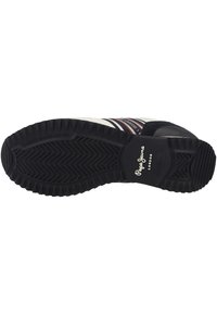 Svart gummisul med strukturerad zickzackmönster, med en vit mellansula och röd- och vitrandiga detaljer överst. Varumärkeslogotyp närvarande.