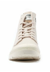 Sneakers beige chiaro con una texture liscia, design tradizionale con lacci e una suola in gomma resistente con un bordo texturizzato. Materiali ecologici.