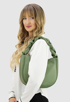 Grüne Lederhandtasche mit strukturierter Oberfläche und geflochtenem Griff, verfügt über eine abgerundete Form und einen Reißverschluss.