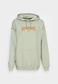 Sudadera verde claro hecha de tejido suave, con un bolsillo canguro y capucha con cordón. "BDG JEANS" bordado en naranja en la parte frontal.