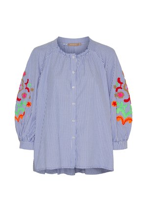 Blå og hvid stribet knap-op bluse med puffede ærmer, der har livlig, flerfarvet blomsterbroderi på overarmene.