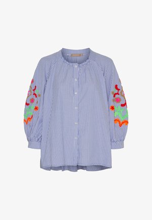 Blå og hvid stribet knap-op bluse med puffede ærmer, der har livlig, flerfarvet blomsterbroderi på overarmene.