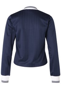 Giacca navy con motivo a righe, maniche lunghe, colletto e polsini a righe bianche e blu navy, texture liscia, vestibilità su misura. Vista posteriore.
