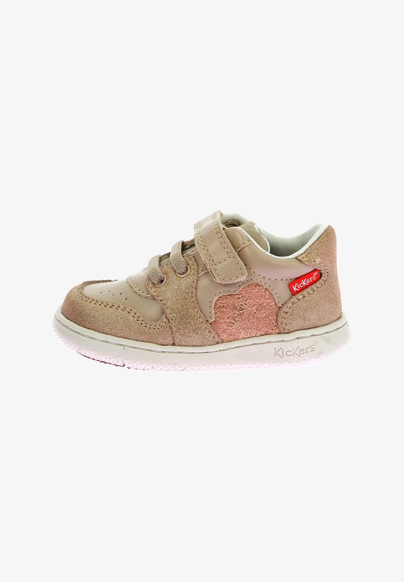 Sneakers beige avec des accents roses texturés, fermeture à lacets et Velcro, bout arrondi et semelle en caoutchouc blanc. Logo Kickers sur le côté.
