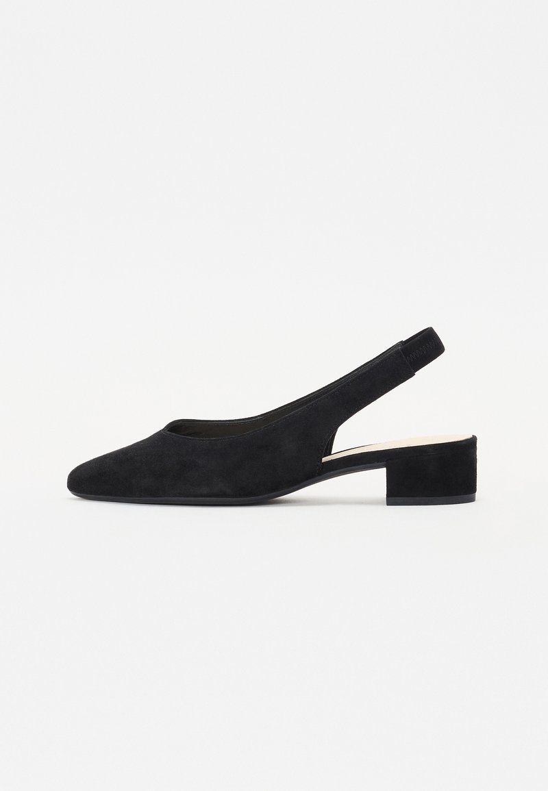 Chaussure slingback en daim noir avec un petit talon bloc, un bout pointu et un design découpé sur les côtés, dotée d'un intérieur doux et d'une finition texturée.