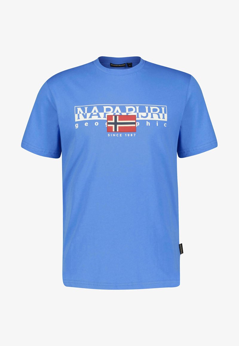 T-shirt en coton bleu à manches courtes. Présente le texte blanc "NAPAPIJRI geographic" et un graphique du drapeau norvégien, étiquette sur le côté gauche.