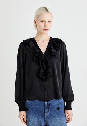 Blusa de satén negra con escote en V con volantes, mangas largas y cierre de botones. Presenta puños texturizados y una tela suave con un acabado brillante.
