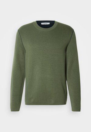 Pulover verde cu mâneci lungi, decolteu rotund, textură fină tricotată și cusături contrastante de culoare bleumarin pe umeri.