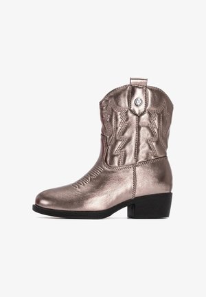 Stivale da cowboy in bronzo metallico con cuciture intricate e punta tonda. Presenta un tacco a blocco e una linguetta decorativa nella parte superiore.