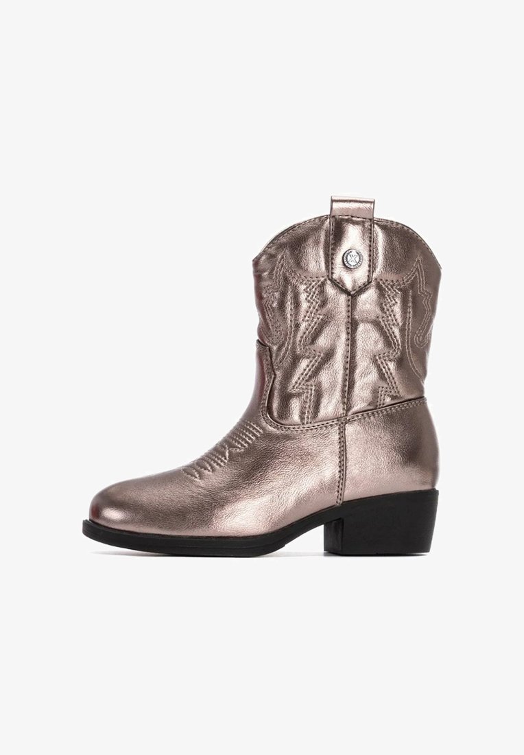 Stivale da cowboy in bronzo metallico con cuciture intricate e punta tonda. Presenta un tacco a blocco e una linguetta decorativa nella parte superiore.