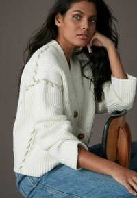 Next CONTRAST STITCH BUTTON UP V-NECK  - Kardigan - white ecru