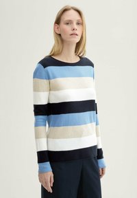 Gestreifter Pullover in Blau, Beige, Weiß und Marine, mit Rundhalsausschnitt und langen Ärmeln, aus einem weichen Strickmaterial.