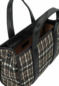 Sac fourre-tout à poignée en cuir noir avec un motif à carreaux tissé dans des tons de marron, blanc et noir ; dispose d'une fermeture éclair intérieure et d'une doublure en tissu.