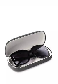 Czarne okulary przeciwsłoneczne w miękkim, szarym etui ze gładkim wnętrzem. Okulary mają ciemne soczewki i subtelne detale w projekcie.