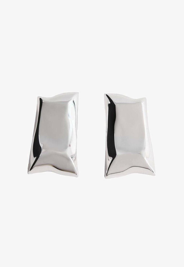 Boucles d'oreilles en métal ton argent, de forme rectangulaire irrégulière contemporaine, avec une texture lisse et une surface réfléchissante.