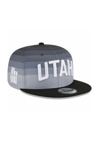 Graue und schwarze Kappe mit horizontalen Streifen, vorne mit weißer "UTAH" Stickerei und flachem Schirm gestaltet.