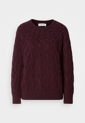 Bordeaux kabelstrik sweater med rund hals, ribstrikkede håndled og kant. Har et tekstureret mønster hele vejen igennem og et lille logo-detalje i kanten.