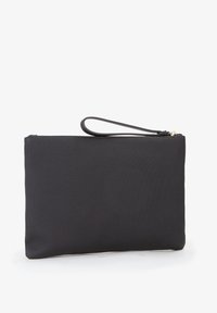 Sort stof clutch med lynlås lukning, håndledsrem og en glat tekstur. Rektangulær form med minimalistisk design og uden synlige mønstre.