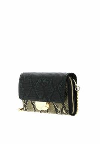 Petit portefeuille avec texture en cuir de serpent noir et beige, fermeture éclair dorée et détail de chaîne, doté d'un fermoir rond en or gravé "Valentino".