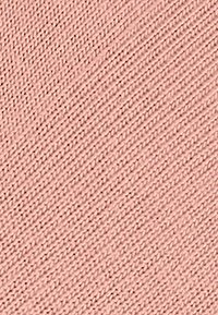 Rosa Stoff mit einer strukturierten, diagonalen Rippstruktur. Die Webart scheint eng und glatt zu sein, geeignet für verschiedene Textilanwendungen.